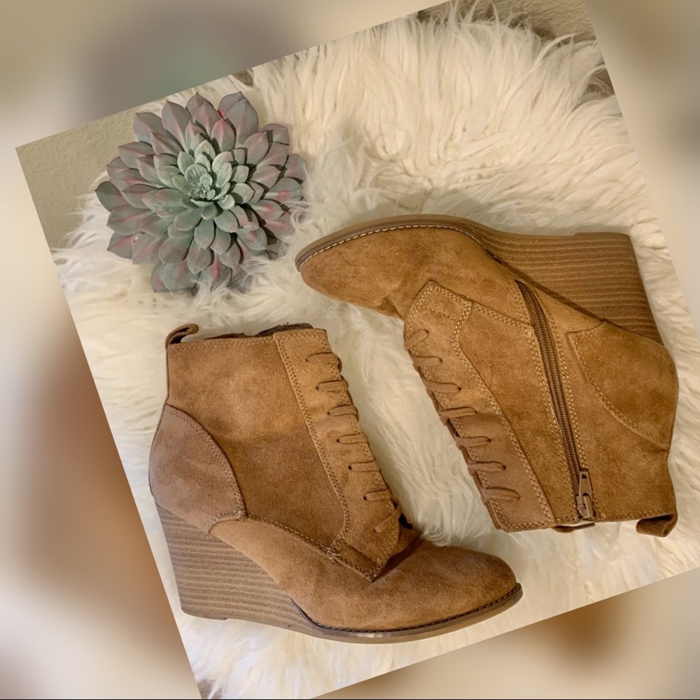 80: Women’s Wedged Ankle Booties
